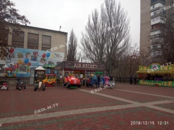 В Мелитополе на центральной площади заработал новогодний парк аттракционов