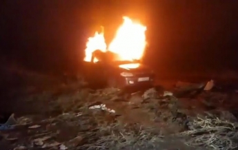 Женщина обратилась к Зеленскому и сожгла авто (видео)