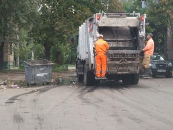 В Мелитополе мусоровоз снес уличный газопровод