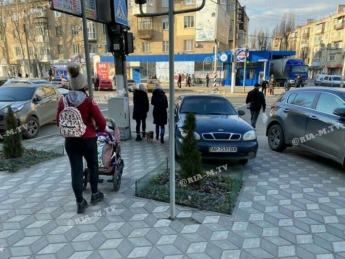 В Мелитополе "отмороженный" водитель влез на тротуар и перегородил пешеходный переход (фото)