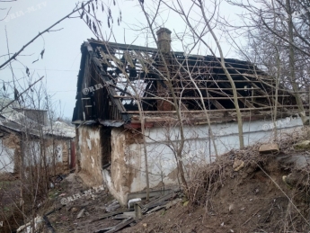 Все, что осталось от дома после пожара в центре Мелитополя – фото с места ЧП