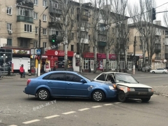 Появилось видео момента столкновения автомобилей на центральном проспекте в Мелитополе