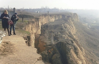 На Николаевщине возле воинской части произошел оползень - рухнула часть склона