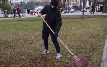 В Киеве молодого вандала заставили убирать улицы (видео)