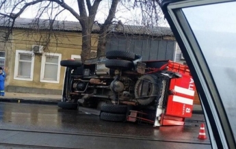 В Одессе перевернулась пожарная машина (видео)