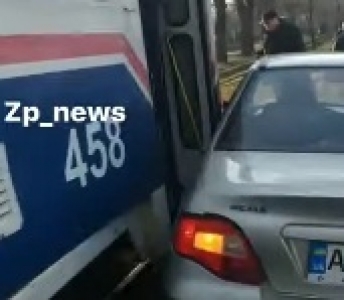В Запорожье легковушка столкнулась с трамваем (видео)