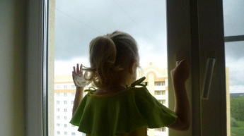 В Одессе мать вытолкнула ребенка из окна 5 этажа и выпрыгнула сама