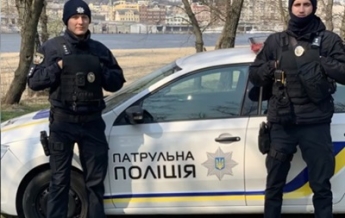 В Киеве патрульные спасли женщину от самоубийства.Видео