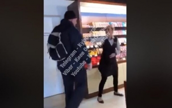 В Киеве покупатель ударил головой женщину-продавца (видео)