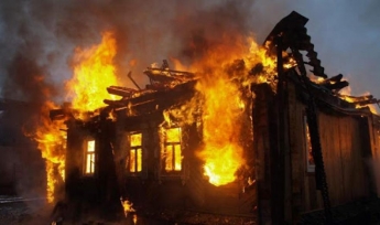 В Днепре 12 спасателей ликвидировали пожар в частном доме (Видео)