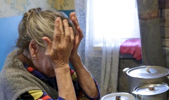 Бил головой о стену: в Днепропетровской  области грабитель напал на пенсионерку