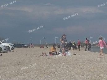 На берегу моря в Кирилловке заметили проверяющих (фото, видео)