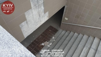 Не "протянул" долго после ремонта: сеть взбудоражило фото уставшего перехода в Киеве