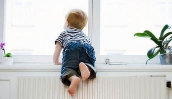 В Запорожской области трехлетний ребенок упал из окна
