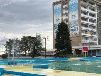 В Мелитополе в фонтане установили запрещающие таблички (фото)