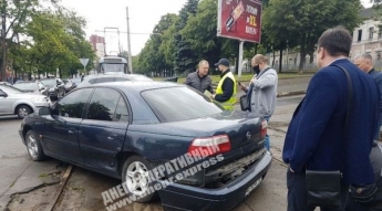 В Днепре на Троицкой жестко столкнулись Opel и Skoda: подробности и фото