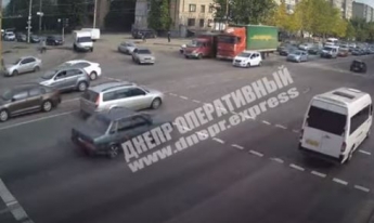 В Днепре на Слобожанском проспекте фура въехала в Daewoo: видео момента аварии