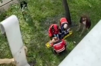 В Киеве девушка выжила после падения из окна многоэтажки: появилось видео с места ЧП