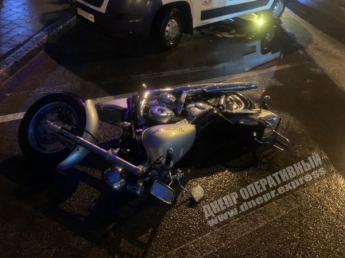 В Днепре на Сичеславской Набережной мотоцикл сбил двух молодых девушек: фото