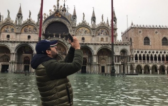 Больше метра воды: центр Венеции затопило