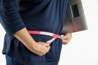 Які зміни потрібно внести у свій раціон, щоб зменшити жирові відкладення на животі