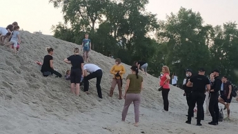 В Киеве спасли девочку, которую засыпало песком на Оболонской набережной