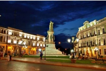 В Одессе неадекват устроил дикое шоу с памятником российской императрице: видео