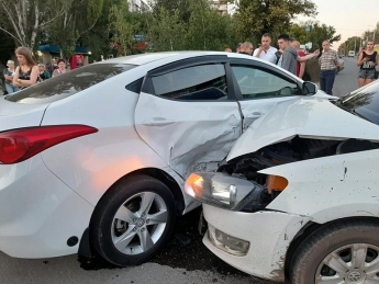 В Запорожье произошло ДТП: в одной из машин была беременная девушка (фото)