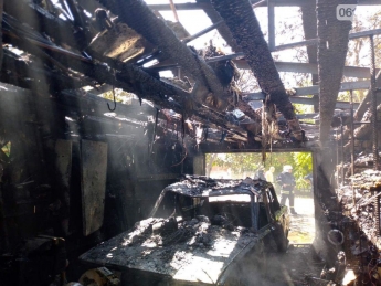 В Бердянске сгорел гараж с автомобилем внутри