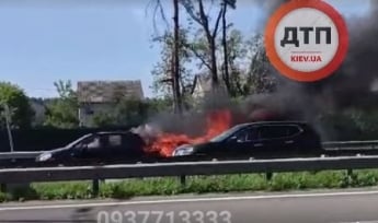 Люди чудом успели сбежать: под Киевом "адский" пожар охватил авто, видео