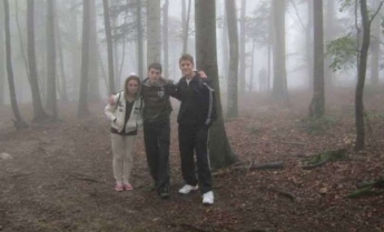 Підлітки зробили фото в лісі, а після перегляду знімка вони виявили щось, що за ними стежить