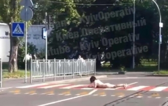 В Киеве голая женщина ползла через дорогу (видео)