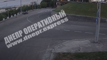 В Днепре на проспекте Яворницкого автомобиль влетел в отбойник: появилось видео аварии