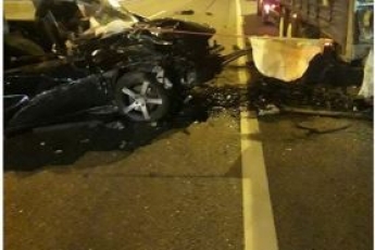 Под Киевом лихач устроил смертельное ДТП с фурой, разбив машину всмятку: фото и видео