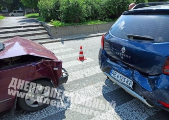 В Днепре на проспекте Поля ВАЗ врезался в Renault: подробности