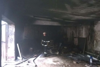Под Днепром загорелся гараж с двумя автомобилями внутри: подробности (фото)