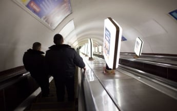 В метро Киева мужчину застукали за запрещенным занятием: деградация полная (видео)