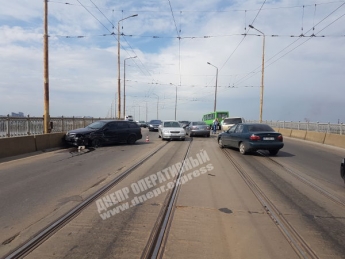 В Днепре на Амурском мосту крупное ДТП с участием нескольких авто: образовалась огромная пробка (фото, видео)