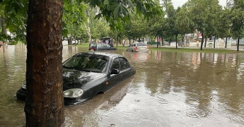 В Николаеве сильный ливень затопил центр города: автомобили стояли по окна в воде