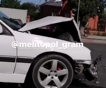 Машины в хлам – в Мелитополе разбились два автомобиля (видео)