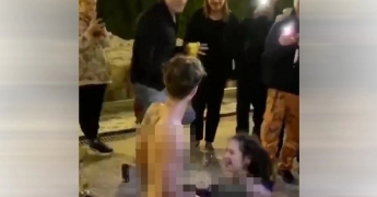 В центре Москвы пара занялась сексом среди толпы. Видео 18+