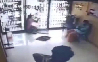 Женщина ударилась в стеклянную дверь и погибла (видео)