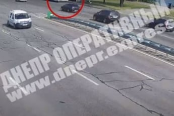 В Днепре велосипедист на скорости влетел в троллейбус: появилось видео аварии