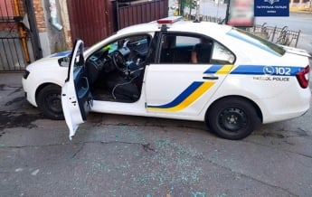В Киеве мужчина разнес авто полиции и ранил копа
