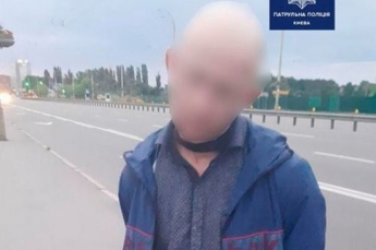 В Киеве мужчина прятал наркотики в надетой на лицо маске