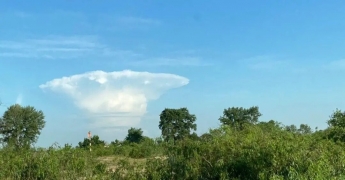 В небе над Киевом заметили облако-"ядерный гриб". Фото и видео природного явления