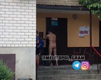 В Мелитополе по городу бегает голый мужчина спортивного телосложения (фото)