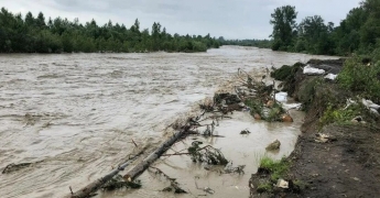 Власти Черновицкой области готовятся к эвакуации: каким районам угрожает наводнение. Фото и видео