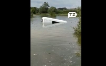На затопленной Буковине водитель решился на отчаянный поступок и "прославился": видео 18+