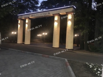 В Мелитополе в обновленном парке появилась архитектурная подсветка (фото)